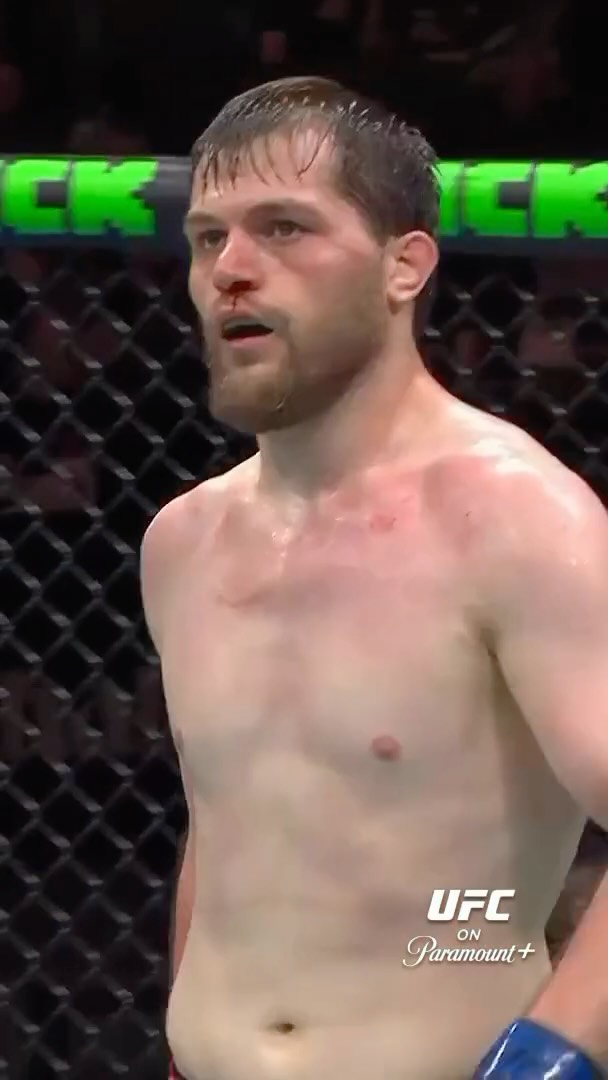 Nocaute publicado ao vivo no UFC Abu Dhabi