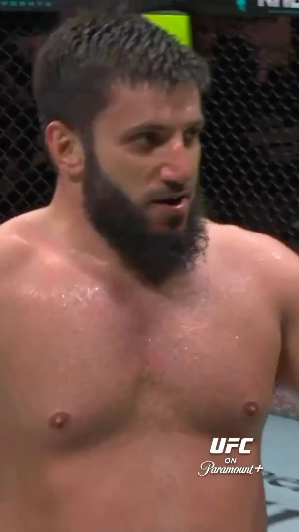 Nocaute no terceiro round no UFC Abu Dhabi